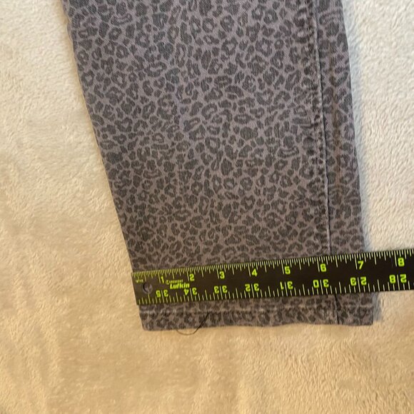 Lee Woman's Jeans Size 6 30x28 Gray Leopard Print Straight-Leg - Picture 5 of 16